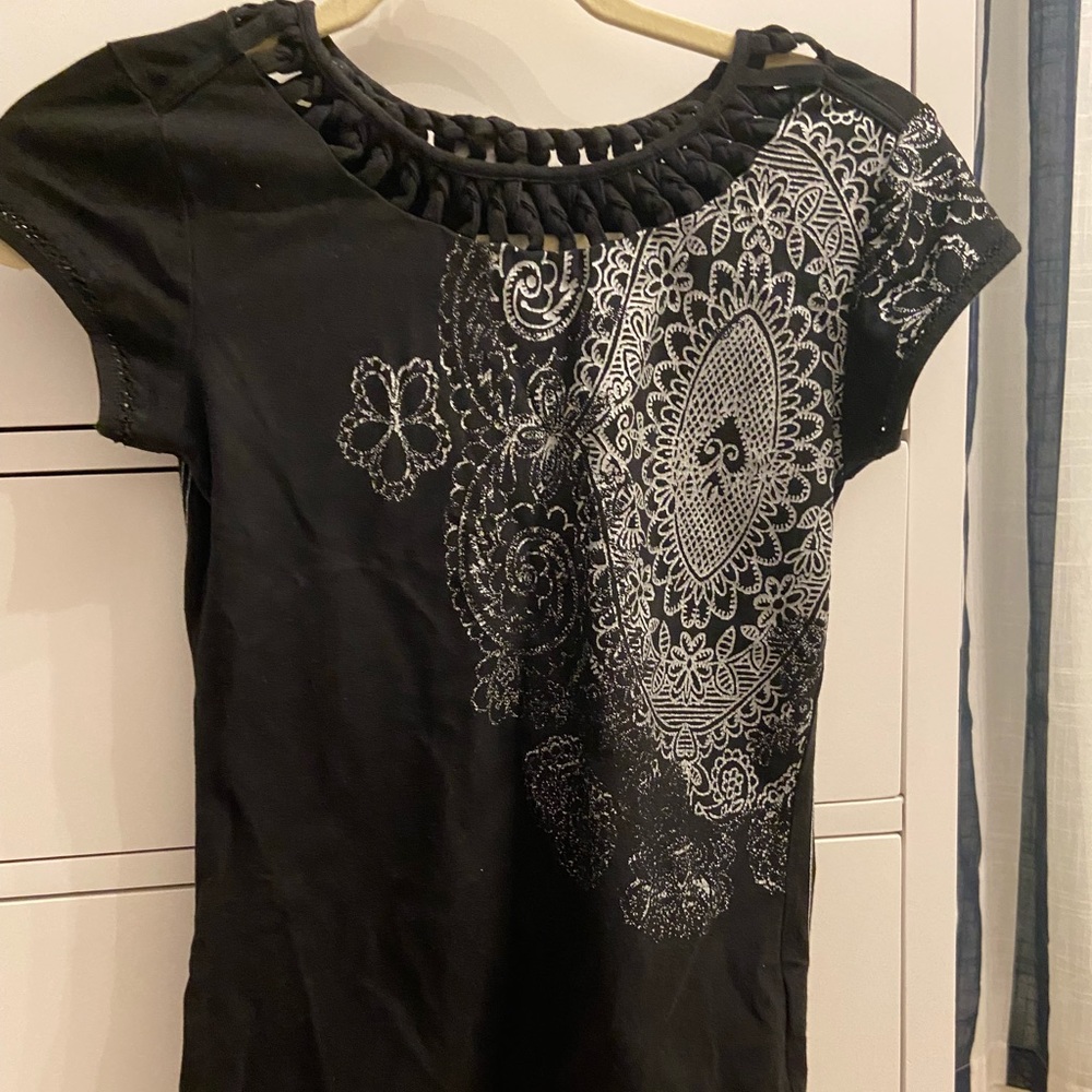 black tee
